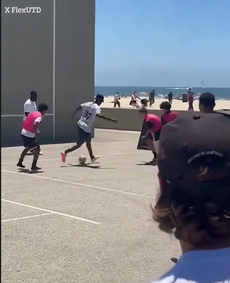 Sau khi đoạn video được công khai trên internet, Mainoo nhanh chóng nhận được hàng loạt lời khen từ các tài khoản người dùng khác.